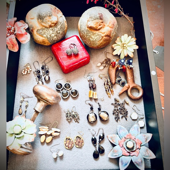 Bundle Lot of 18 Pair of Unique Vintage Retro Assorted Pierced Dangle Earrings - Picture 3 of 17